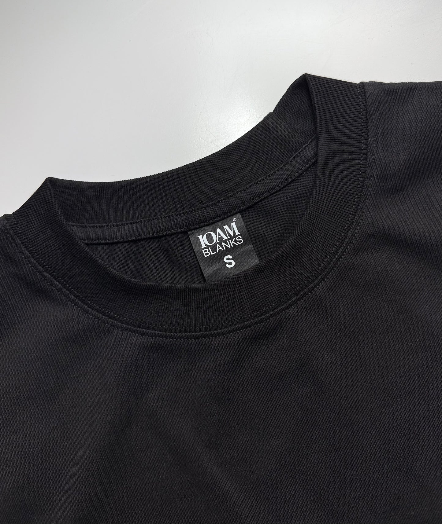 IOAM® Blanks TECH TEE OVERSIZE NEGRO